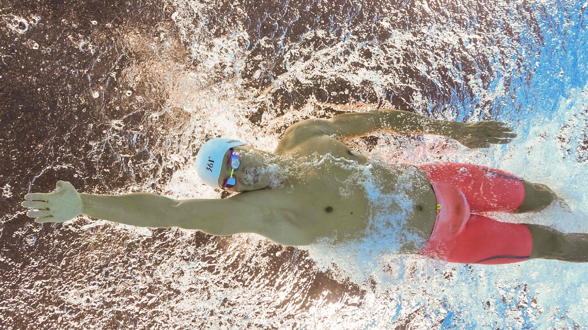 中锋与边锋配合默契，战术执行明确，中锋对位